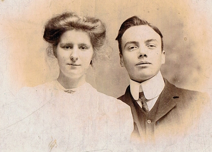 Black and white wedding photo 1910s